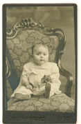 Beba u stilskoj stolici